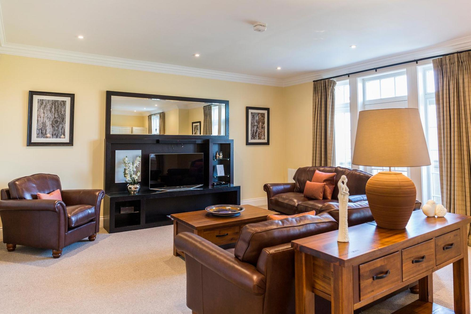 אלכסנדריה Cameron House On Loch Lomond מראה חיצוני תמונה A living room in a typical apartment at the hotel